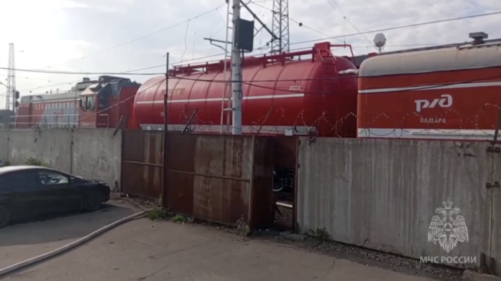 Задействован пожарный поезд: пожар на бывшем подшипниковом заводе локализован