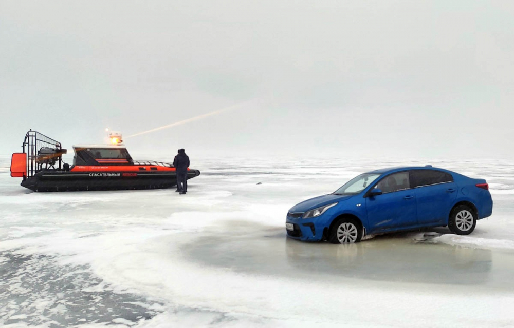 На Волге в Самарской области легковушка ушла под лёд передними колёсами