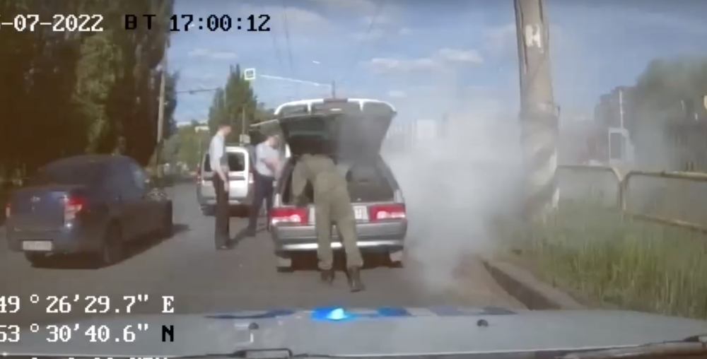 Автоинспекторы в Самарской области помогли водителю потушить автомобиль