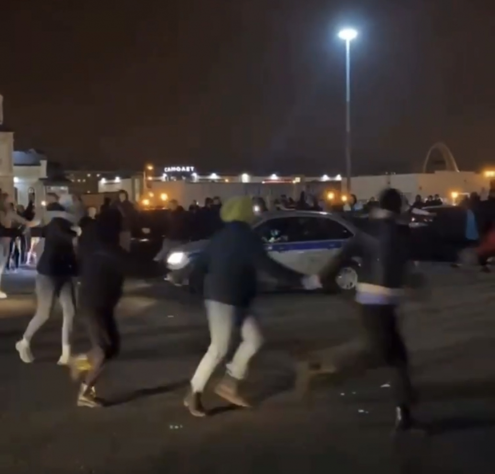 В сети появилось видео, как стритрейсеры водят хоровод вокруг машины ГИБДД в Самаре