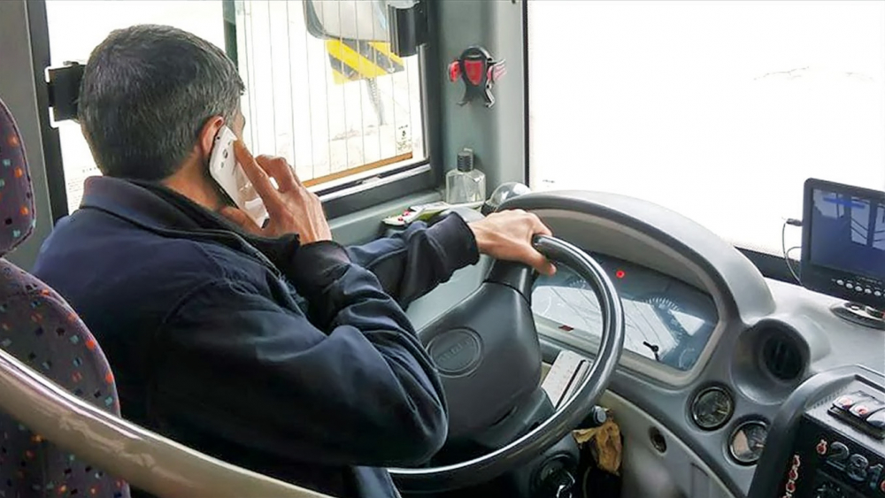 С мобилой довезёт до могилы: в Самаре пассажиры возмутились опасным поведением водителя