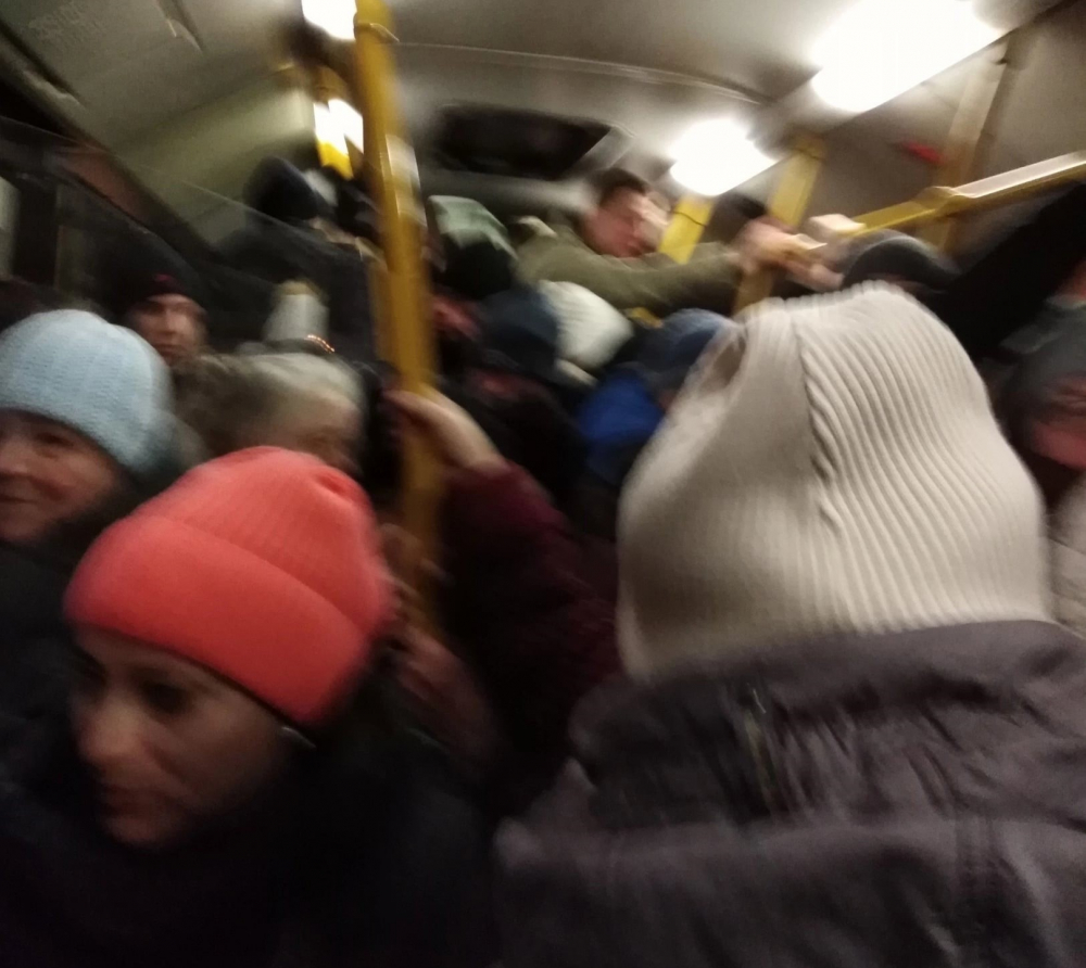 «Страшно уже в автобусы лезть»: пассажиры назвали самые проблемные и загруженные маршруты Самары