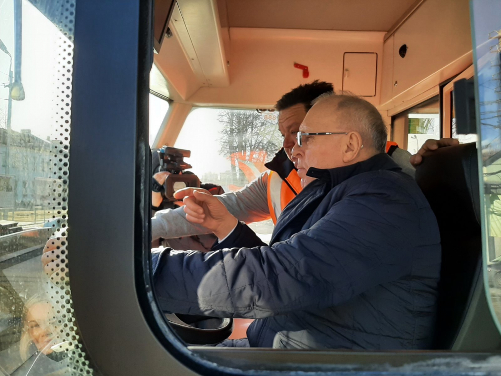 Владимир Василенко прокатился за рулём электробуса