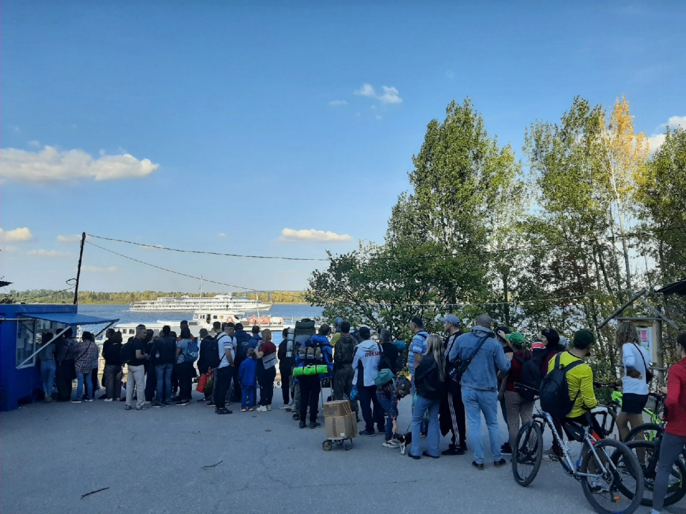 Около 40 человек в воскресенье не смогли уехать из Ширяево – на теплоходе не хватило мест