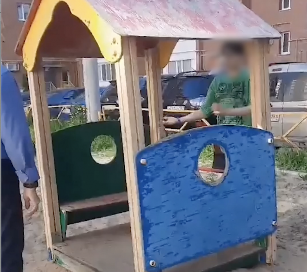 Мужчина угрожал детям на детской площадке в микрорайоне Новая Самара