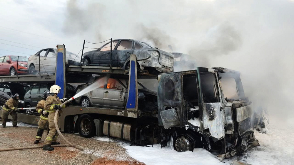 «Гранты» в огне: в Самарской области пожар накрыл два автовоза и 16 новеньких авто