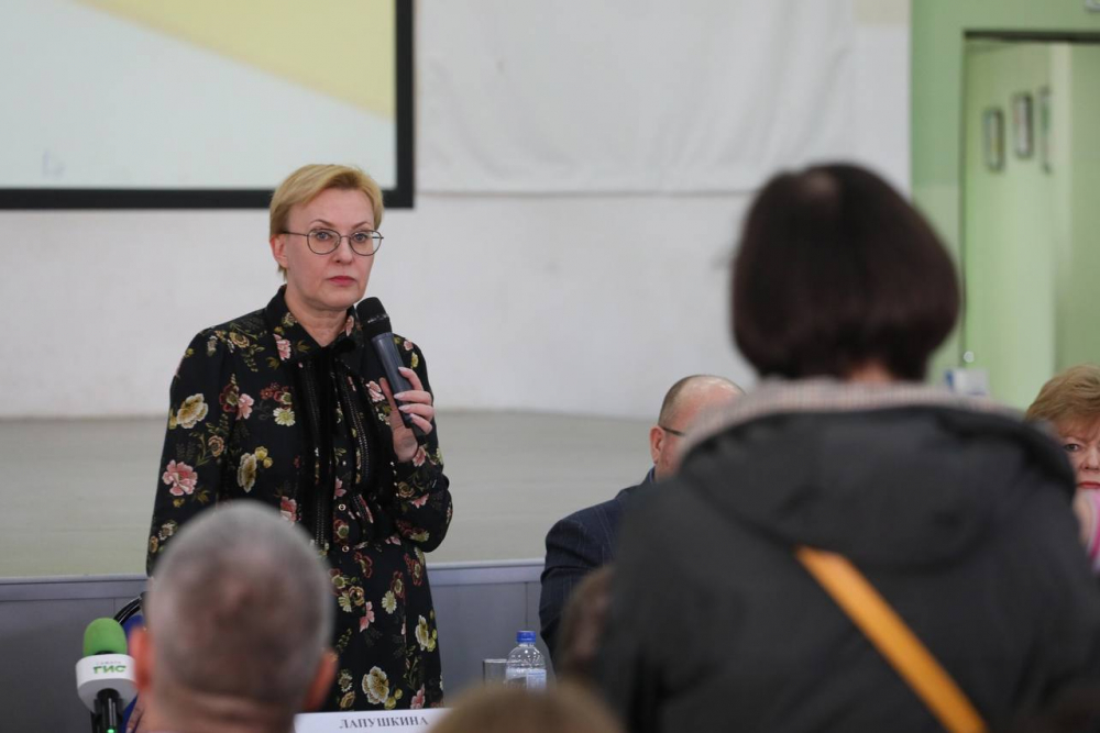 Елена Лапушкина провела встречу с погорельцами Дома Челышева