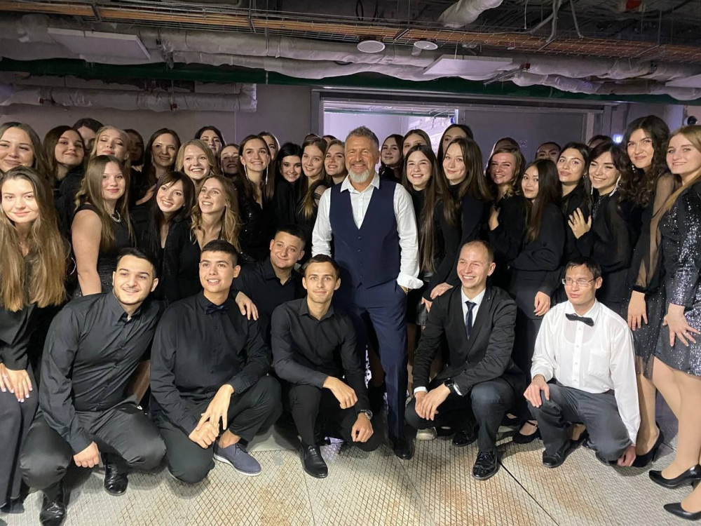 Самарские студенты спели Леониду Агутину «На сиреневой луне» после концерта