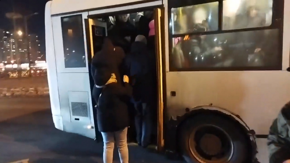 «Случись авария – переломаются все»: жители Кошелева жалуются на переполненные автобусы