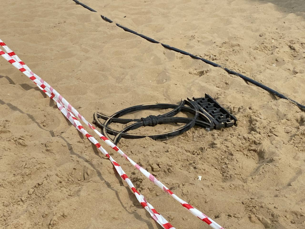 На пляже в Самаре на девушку упало ограждение