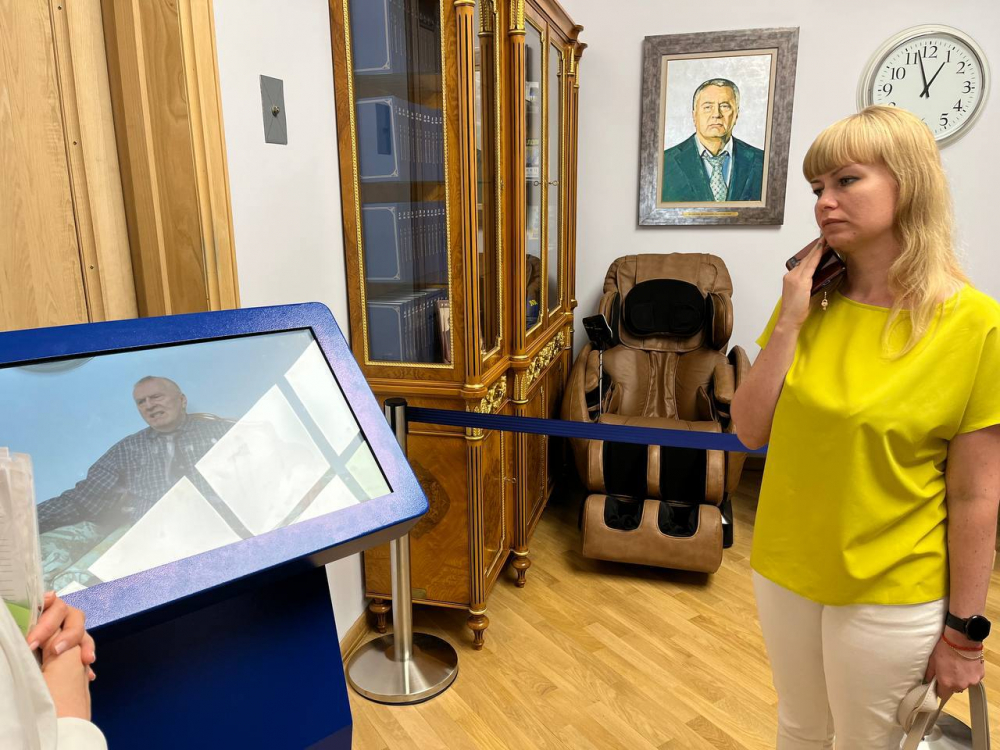 Для самарского отделения ЛДПР провели экскурсию по кабинету Владимира Жириновского в Госдуме