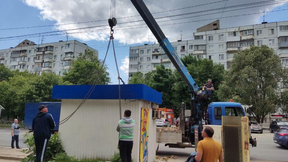 В Кировском районе демонтировали незаконный киоск