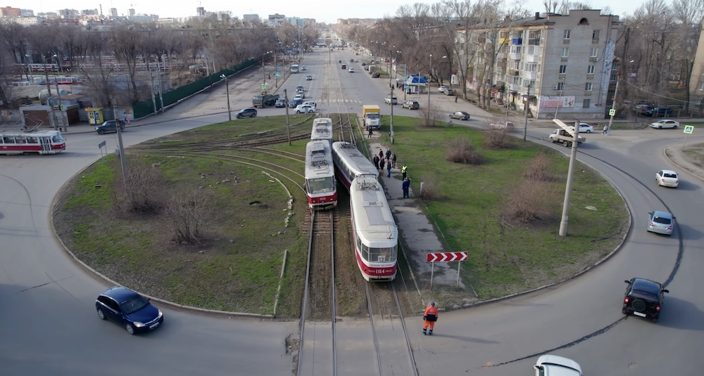 Улицы 22 января. Авария трамваев в Самаре на 22 Партсъезда. Трамвай по 22 Партсъезда Самара. Реконструкция улицы 22 Партсъезда в Самаре. Трамвай номер 1215 Самара авария.