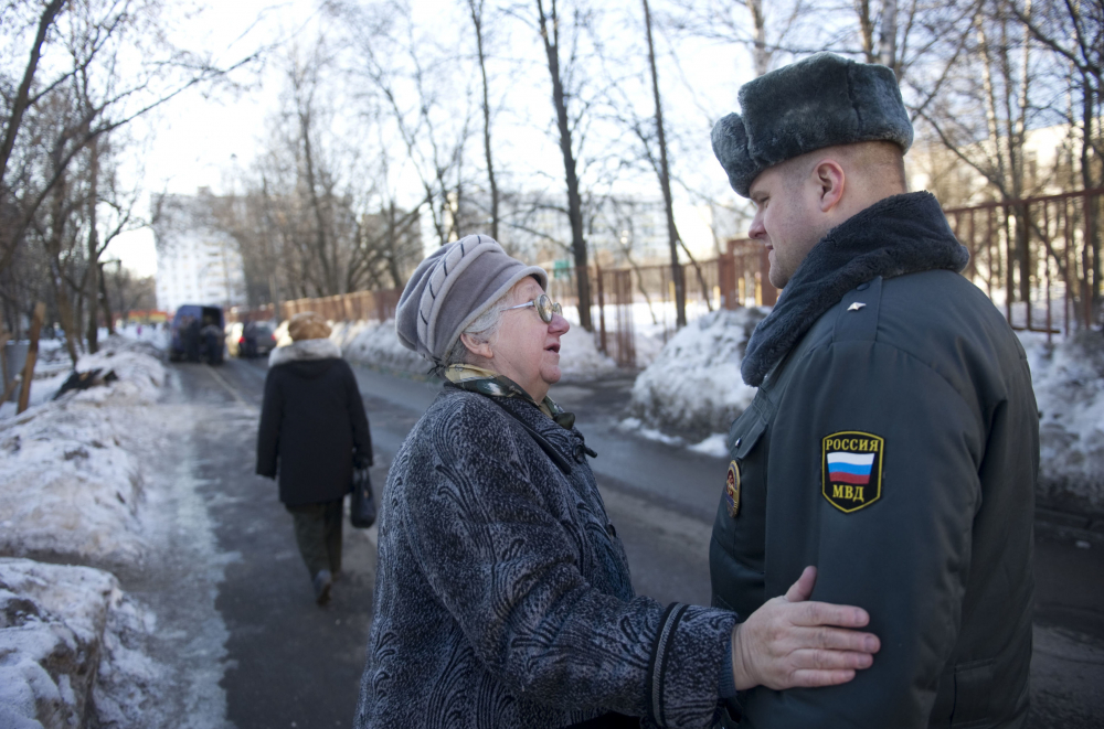 «Прибежал на помощь в тапочках»: в Тольятти участковый откликнулся на просьбу жительницы в нерабочее время