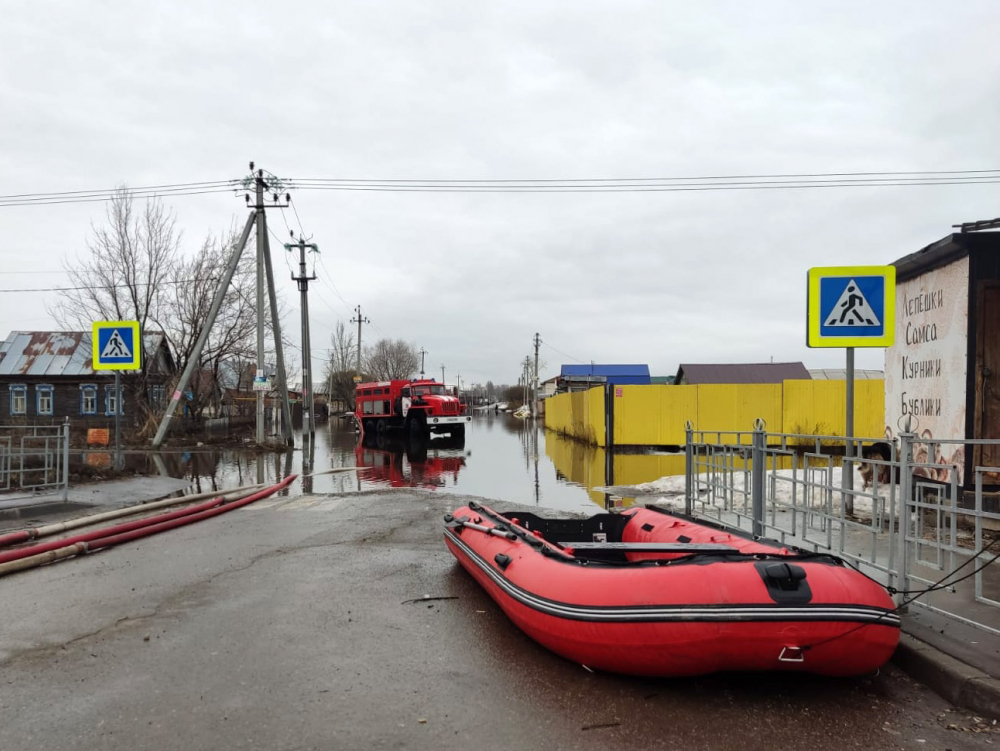 Сотрудники МЧС продолжают спасать жителей Ставропольского района от потопа: новые данные и фото