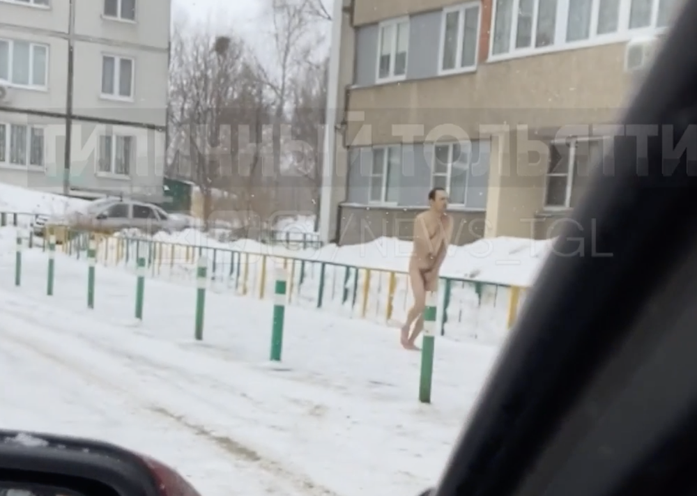 В Самарской области голый мужчина распугал посетителей супермаркета, а потом бегал по детской площадке