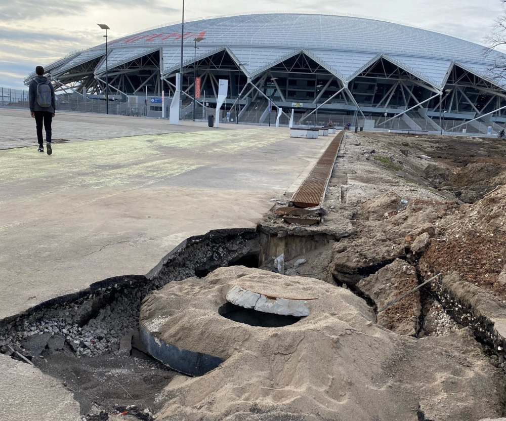 Благоустройство у стадиона «Самара Арена», на который потрачено 24 млрд рублей, постепенно разрушается