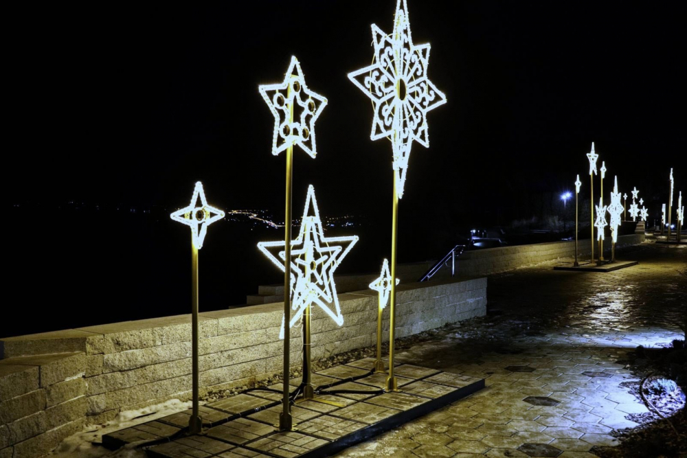 На Вертолётной площадке в Самаре начали устанавливать новогоднюю иллюминацию