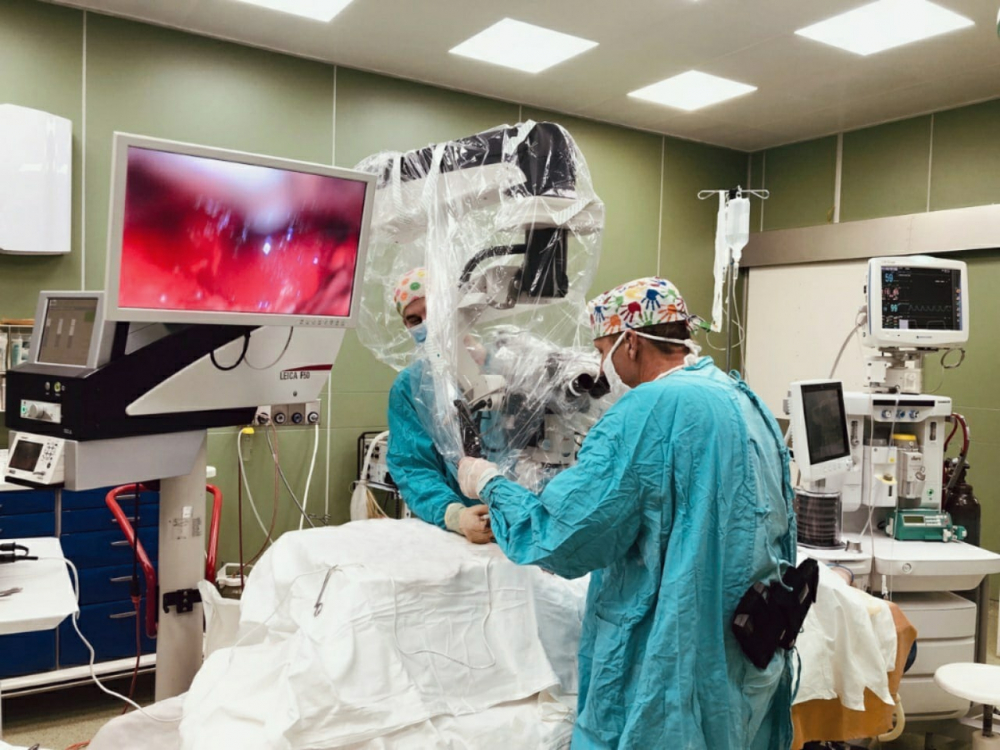 Самарские нейрохирурги провели уникальную операцию пациенту с переломом шейного позвонка