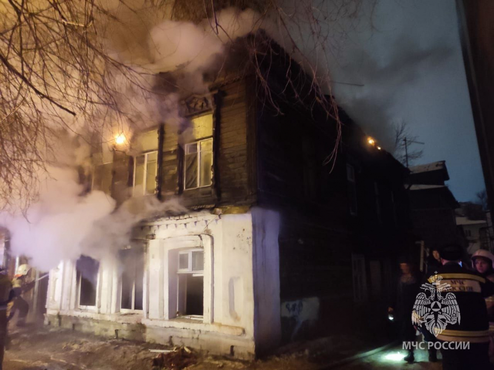 В Самаре горит двухэтажный дом на улице Садовой