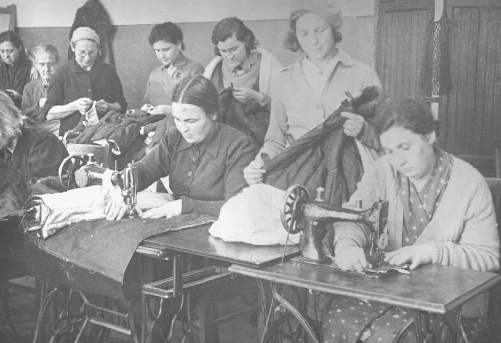 Пошив зимней одежды для фронта во Фрунзенском районе Куйбышева. 1941 г.jpeg