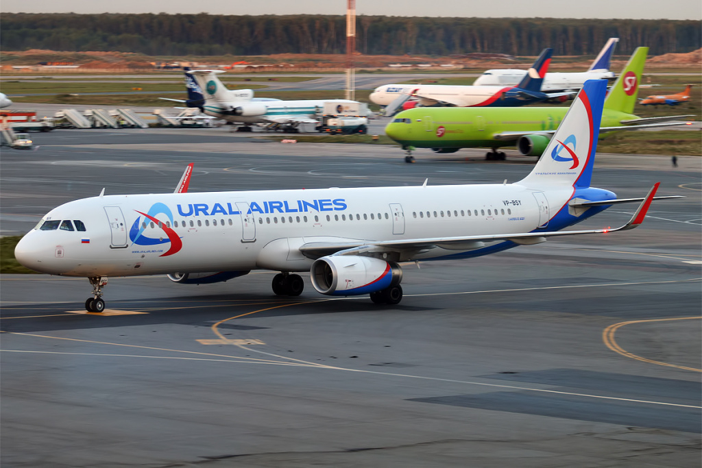 Ural_Airlines,_VP-BSY,_Airbus_A321-231_(37040236416).jpeg