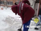 «Такой лопатой гребёт скорая зарплату»: медработники сами расчищают дорогу от снега, чтобы доставить пациента в больницу