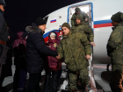 «Всем семьям подставим плечо»: Дмитрий Азаров встретил прибывших на втором спецборте пострадавших бойцов