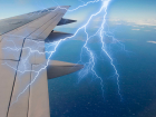 Пассажирка рейса Сочи – Самара сняла момент удара молнии в самолёт