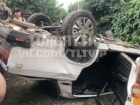 В Самарской области автомобиль снёс дачный забор и перевернулся