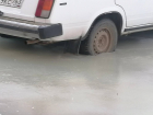 На улице Дыбенко машины попали в ледяной плен