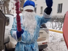 Дед Мороз колдует на дороге, Снегурочки радуют пассажиров: самарцы создают праздничное настроение