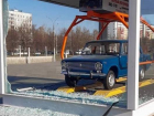 Вандалы разбили стекло павильона первой вазовской «Копейки» в тольяттинском сквере