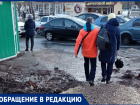 «Ходить невыносимо, коляска застревает»: жители Кировского района с трудом передвигаются по щебёнке на месте провала