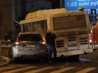 «Стоят в обнимку»: в Самаре на улице Льва Толстого произошло ДТП с автобусом
