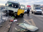 «Вышли» через лобовое стекло: в Самаре автобус протаранил забор, пострадали 6 человек