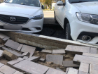 В Самаре провалился асфальт под припаркованными авто