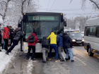 В Самаре пассажирам пришлось толкать автобус, застрявший возле остановки 