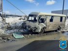 «Газель» врезалась в автобус на улице Алма-Атинской в Самаре