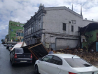 На улице Красноармейской в Самаре забор упал на машины 