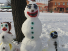 В Тольятти слепили снеговиков-джокеров, а в Сызрани – целое снежное царство
