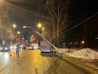 В Самаре неуправляемый автобус с десятками пассажиров снёс бетонный столб