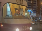 «Вы тупые, раз дверь сломали!»: водитель трамвая в Самаре с криками выгнала пассажиров из вагона