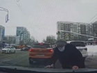 В Самаре из-за заснеженных тротуаров пенсионерка упала на капот машины