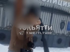На шпильках, с ружьём и фотоаппаратом: странная дама пришла в отделение полиции в Тольятти