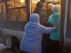 Как в Японии: в Волгаре пассажиров приходится утрамбовывать в автобус 