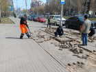 «В связи с усталостными разрушениями»: в Минтрансе объяснили, зачем на Ново-Садовой перекладывали новую плитку