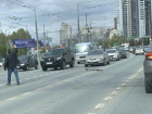 Самарец перекрыл движение на Московском шоссе для семьи уточек-пешеходов
