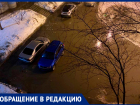 «У нас тут просто море — машины плавают!»: жители дома по Московскому шоссе жалуются на потоп из-за неубранного снега