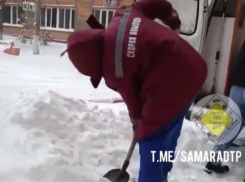 «Такой лопатой гребёт скорая зарплату»: медработники сами расчищают дорогу от снега, чтобы доставить пациента в больницу